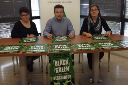 Esther González, Pablo Peyuca González e Inma Canedo. DL