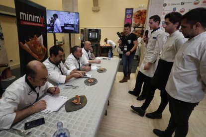 Los miembros del jurado, probando una de las tapas presentadas por los alumnos leoneses. RAMIRO