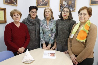 Ascensión Sedano con la vicepresidenta, Ana Felisa Sánchez, Francisca Diéguez (vicepresidenta saliente), Laura de la Torre, presidenta y Charo de la Torre, secretaria. RAMIRO