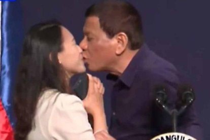 El beso forzado de Duterte a una mujer durante un acto desata una ola de críticas por misoginia.