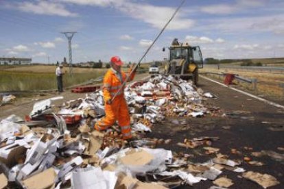 Los equipos de limpieza, en plena faena para retirar la carga del camión siniestrado.