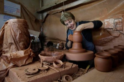 María Teresa García Celada, en el torno de su taller en Jiménez de Jamuz.  FERNANDO OTERO