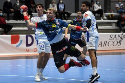 El jugador polaco Piechowski en el partido que el Abanca Ademar disputó frente al Cisne. DL