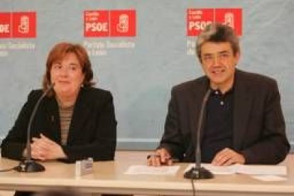 Ana Luisa Durán y Miguel Martínez, en la nueva sede del PSOE, valoraron el primer año del gobierno