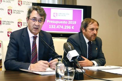  El presidente de la Diputación de León, Juan Martínez Majo, presenta los presupuestos de la institución provincial para 2019. Junto a él, el diputado de Hacienda, Lupicinio Rodrigo.