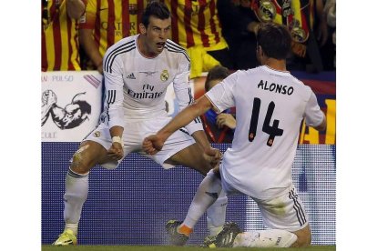 Bale celebra el triunfo que dio el título de Copa al Madrid.