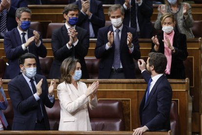 El líder del Partido Popular, Pablo Casado (d, delante), se despide de los diputados de su partido momentos antes de abandonar el hemiciclo tras su intervención en la sesión de control al Gobierno, este miércoles, en el Congreso de los Diputados. CHEMA MOYA