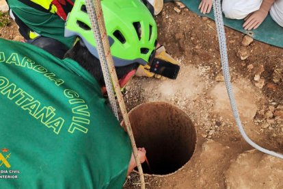 Un guardia civil extrae parte del cadáver del empresario desaparecido en 2019. EFE