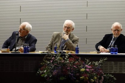 Juan Pedro Aparicio, Luis Mateo y José María Merino decidieron crear a Sabino Ordás como heterónimo de aventuras literarias. M. PÉREZ