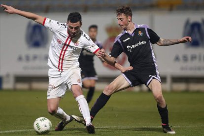 La Cultural se medirá mañana al primer equipo del Real Valladolid con la presencia de algunos futbolistas del filial. JESÚS