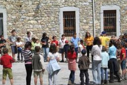 Los niños evacuados de la acampada, ayer en Acebedo