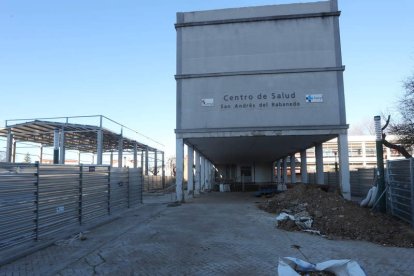 La obra de mejora del centro de salud lleva tres meses parada. RAMIRO