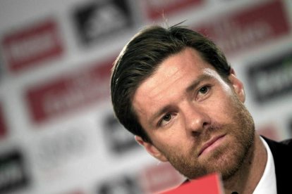 Xabi Alonso durante la rueda de prensa en la que explicó que su fichaje por el Bayern.