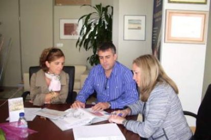 Jesús García y Milagros Gordaliza junto a Aurora Romero, en la reunión mantenida en Valladolid.