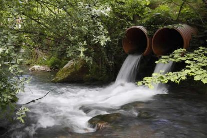 El travase de agua de León llega hasta el Huerna, en Campomanes. JESÚS F. SALVADORES