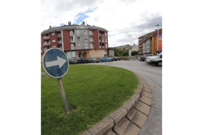 De izquierda a derecha, la calle Batalla del Salado, cerca de la avenida del Ferrocarril, donde quedan restos del diseño de cuatro carriles, y la zona del Auditorio ANA F. BARREDO