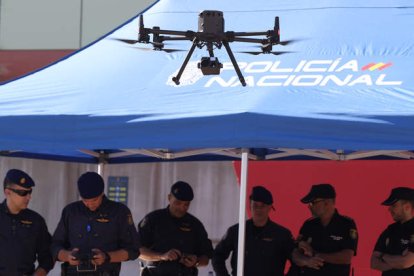 Agentes de seguridad testean un dron en las instalaciones del Centro de Coordinación para la cumbre de la Otan. KIKO HUESCA