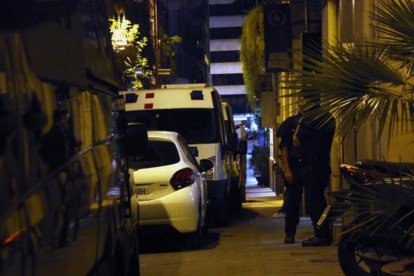 Los mossos registran la librería Europa, en Barcelona, el pasado viernes.