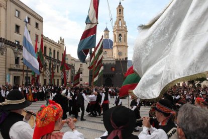 Los pendones de León, ayer, en Alcoy.