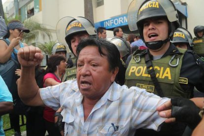 Simpatizantes del partido de Alan García a las puertas del hospital en el que fue ingresado. E. ARIAS