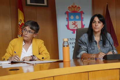 La concejala de Hacienda, María Ángeles González, y la alcaldesa de San Andrés, Ana Fernández Caurel. RAMIRO