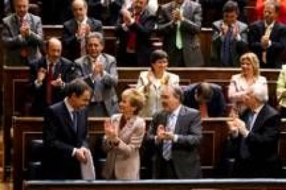 Los diputados socialistas arropan con sus aplausos la intervención de José Luis Rodríguez Zapatero