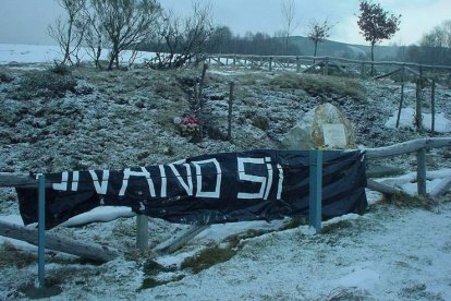 Lugar donde ocurrió el crimen, entre Villablino y Degaña, con una pancarta recordando el primer aniversario del asesinato. C. VERGARA