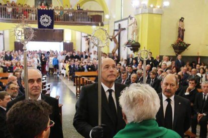 Ignacio Hurtado (en el centro de la imagen), nuevo abad del Dulce Nombre, durante el acto de toma de posesión.