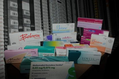 Envases de anticonceptivos hormonales que se venden en las farmacias. JAVIER