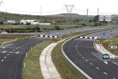 Últimos remates en los accesos a la A-60 en el tramo Puente Villarente-Santas Martas, pendientes del ministro para abrir. CARLOS S. CAMPILLO