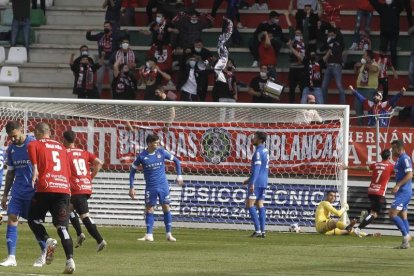 La afición culturalista con Magín y su bombo al frente alentó a su equipo en zamora. MARIAN MONTESINOS