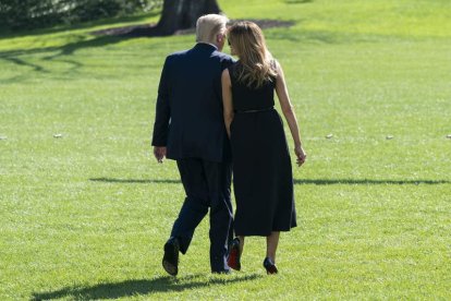 Trump y su esposa Melania se dirigen al helipuerto de la Casa Blanca. CHRIS KLEPONIS