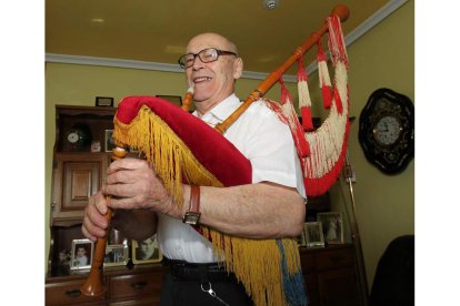 Nemesio Alonso con su gaita, y portada del disco.