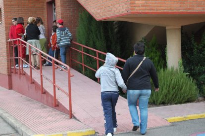 Alumnos con sus padres a las puertas del colegio Sagrado Corazón.