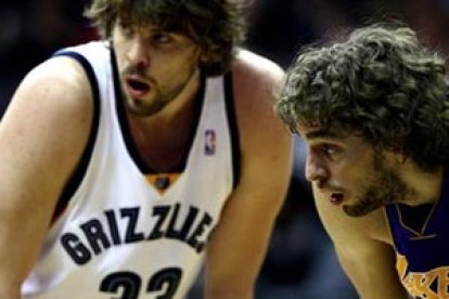 Marc Gasol (i) y su hermano Pau Gasol en su enfrentamiento.