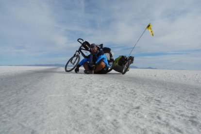 El leonés Javier Corral comenzó recorriendo el árido desierto de Atacama y después eligió Costa Rica, Panamá, Italia y Francia.