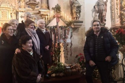 Las mujeres y el alcalde junto al Ramo de Navidad. C. F. M.