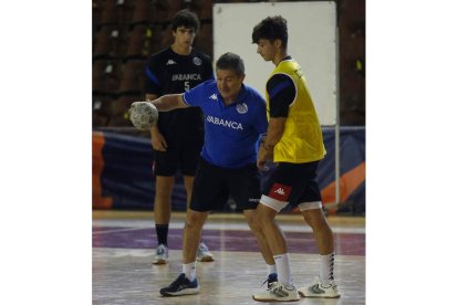 Cadenas en un entrenamiento del Ademar. FERNANDO OTERO