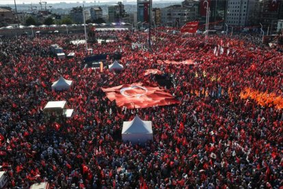 Manifestantes convocados por la oposición contra el golpe de Estado y el autoritarismo ocupan la plaza Taksim de Estambul.