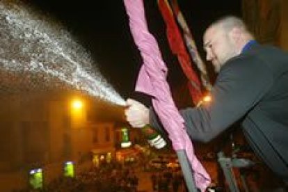 Manolo Martínez celebra su medalla en la Plaza de San Marcelo