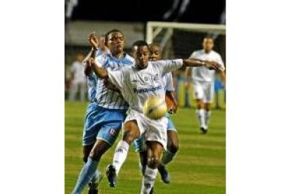 Robinho disputa un balón durante su último partido con el Santos