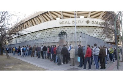 Imagen de una de las colas del hambre que pueblan España. JUAN FERRERAS