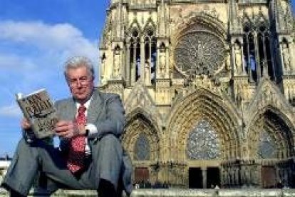 El escritor británico Ken Follet posa delante de la catedral de Notre Dame de París