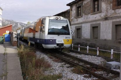 Un tren de Feve entra en la estación de ferrocarril de Cistierna. CAMPOS