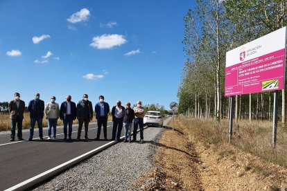 Autoridades en la carretera de Castromudarra. DIPUTACION DE LEÓN