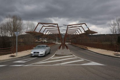 Una de las obras enlazará el paseo fluvial con la carretera de Carbajal a través del puente nuevo. SECUNDINO P.