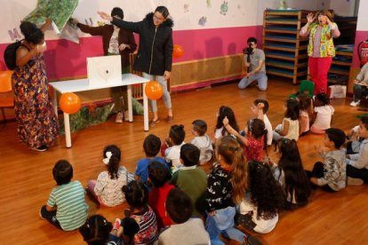 La dotación económica permitirá a la ONG, entre otras cosas, comprar e instalar una pantalla interactiva en el centro de educación infantil ‘Hogar de la Esperanza'. FERNANDO OTERO