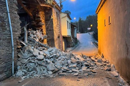 El movimiento de tierras de la montaña provocó el colapso del muro de piedra de esta bodega. DL