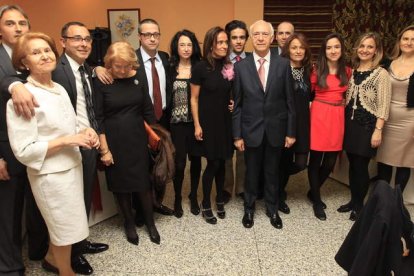 Manuel Ángel Fernández y su esposa Chefi en la foto de familia minutos antes de la cena.