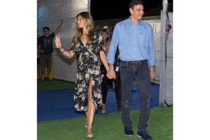 Pedro Sánchez y su esposa Begoña Gómez a su llegada a un concierto en Benicasim. DOMENECH CASTELLÓ